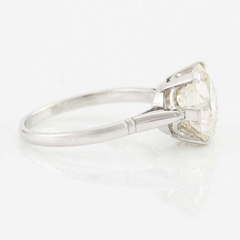 A platinum ring with a round brilliant-cut diamond.