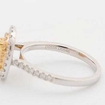 RING, med fancy yellow diamant 0.55 ct samt 50 briljantslipade diamanter 1.10 ct.