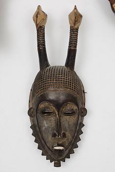 Masker, 4 st, enligt uppgift b .la från Yaure, Elfenbenskusten, Dan, Liberia, samt Luba, Kongo, 1900-talets andra hälft.