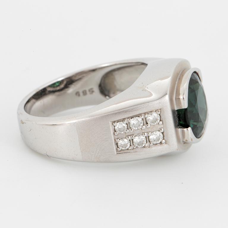 18K white gold and green sapphire och brilliant-cut diamond ring.