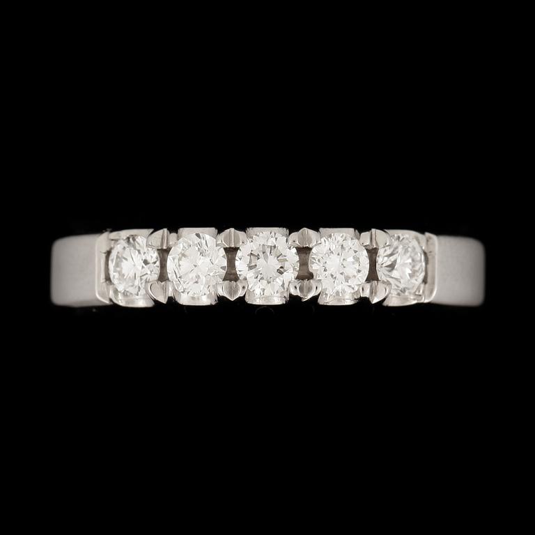 RING, 14k vitguld, 5 briljantslipade diamanter tot ca 0,61ct. Vikt ca 6,0 gram.