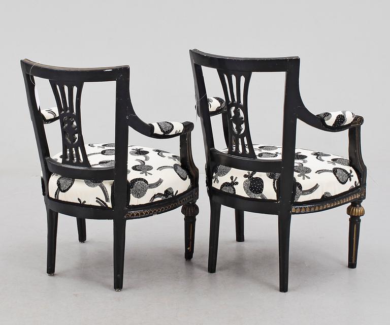 KARMSTOLAR, 2 st snarlika, gustavianska, 1700-tal.