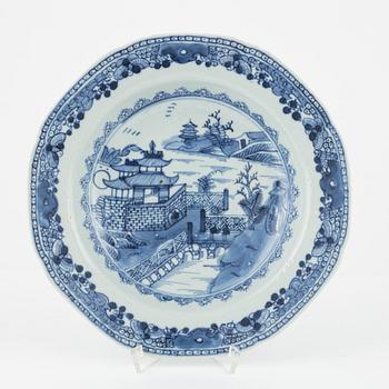 Servisdelar, porslin, 43 st, Kina, Qingdynastin, mestadels Qianlong (1735-95).