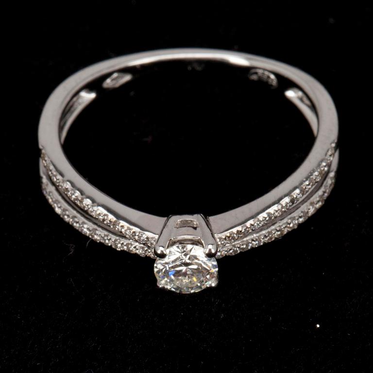 RING, vitguld 18K samt diamanter tot. 0.43 ct. Vikt ca 2,8 g.