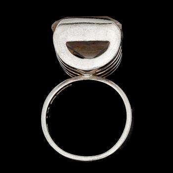 RING, silver med slipad vit sten. Bengt Hallberg Guldsmed AB, Köping 1967. Vikt 9,8 g.