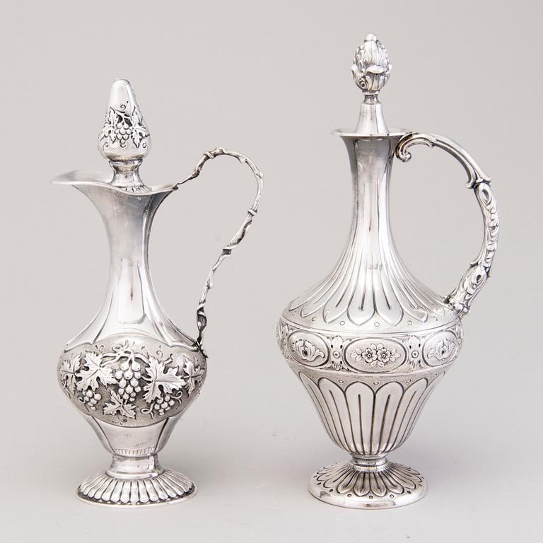 VINKANNOR, 2 st, silver, den ena med italiensk stämpel, båda med finska kontrollstämplar från tidigt 1970-tal.