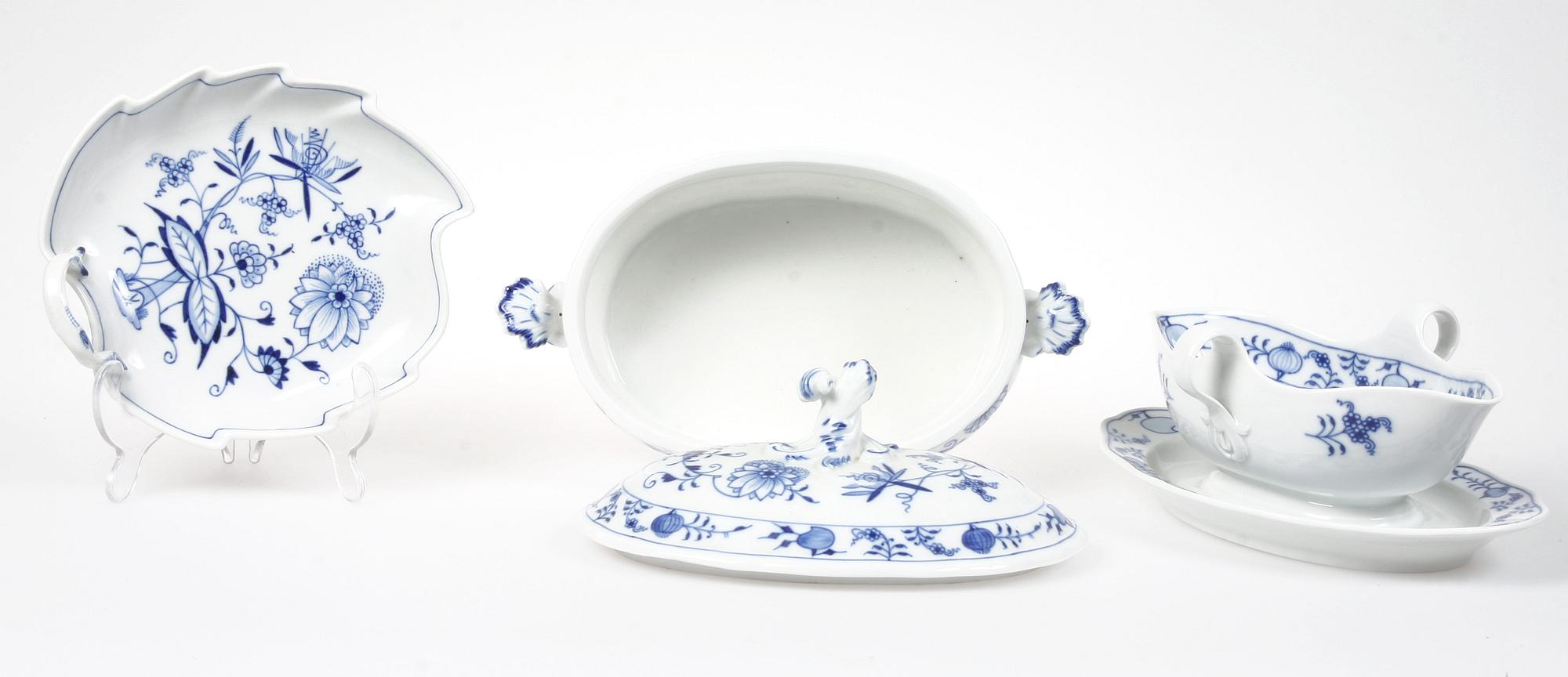 MATSERVIS, 50 delar, porslin, "lökmönstret", Meissen.