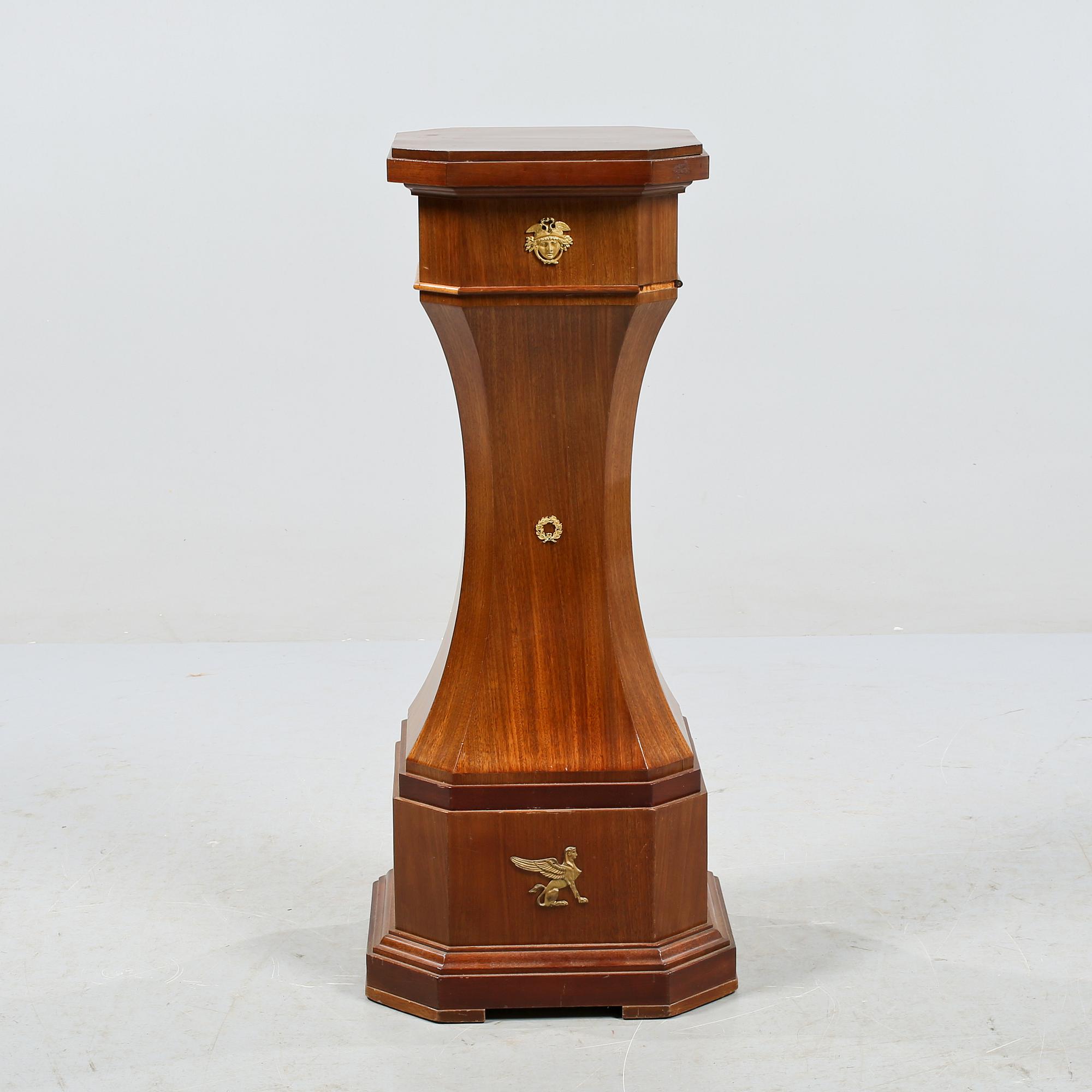 PIEDESTAL, empirstil, 1900-tal.
