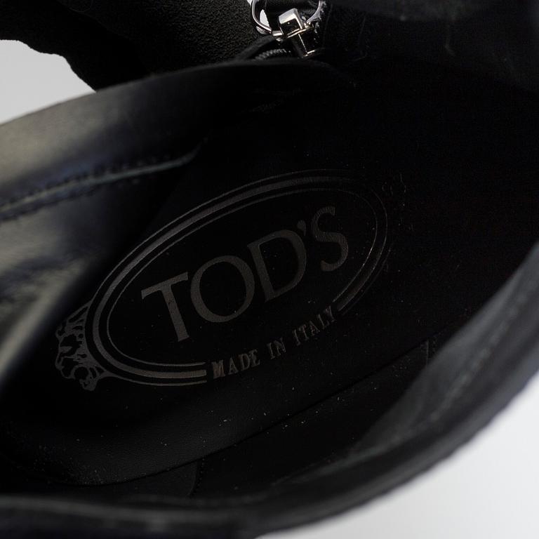 A pair of boots by Tod´s, in size 36,5.