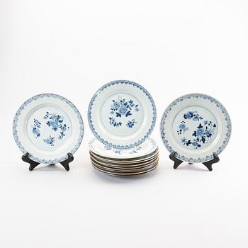 A set of twelve Chinese porcelain plates around 1800.