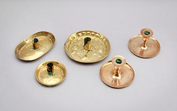 SAMLING LJUSPLÅTAR OCH LJUSSTAKAR, 5 st, mässing, 1700-tal.