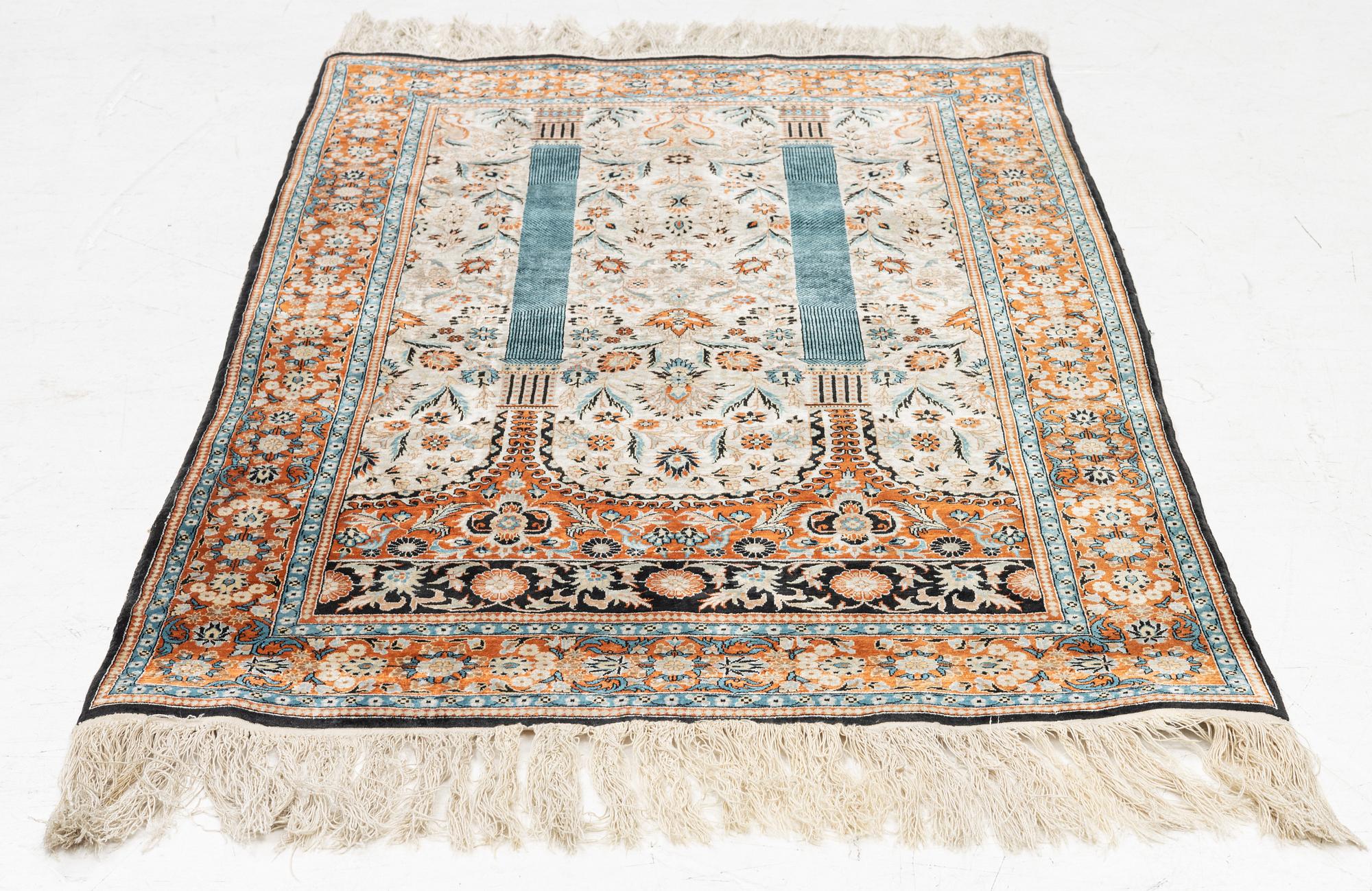 Matta, orientalisk, sannolikt Kina, silke, ca 154 x 93 cm.