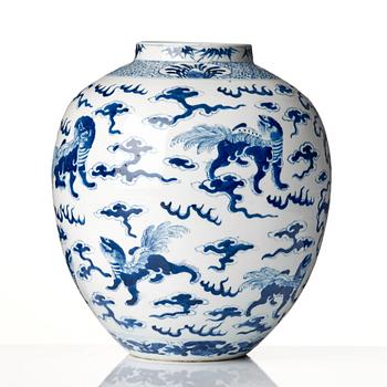 A large blue and white jar, Qing dynasty, 19th century.