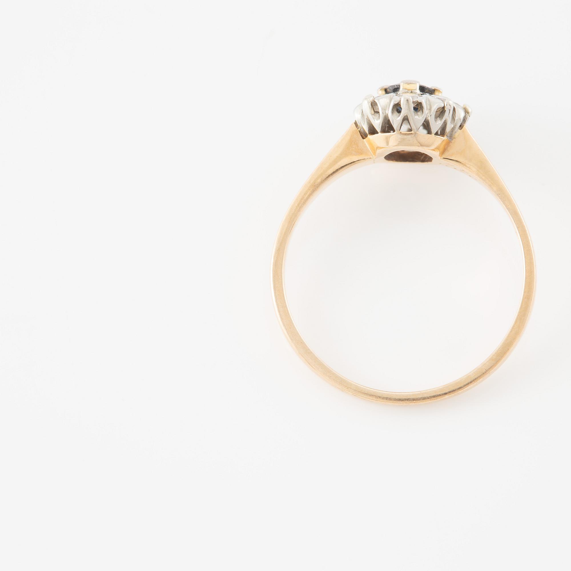 Ring, 18K guld med liten safir och briljantslipade diamanter.