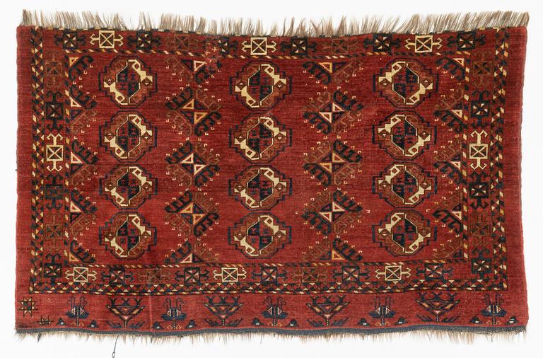 An antique Turkmeni churval, 142 x 84 cm.