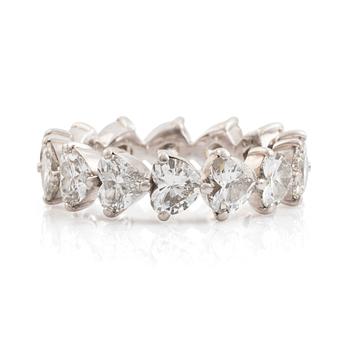478. Graff ring helallians platina med hjärtformade brilljantslipade diamanter.