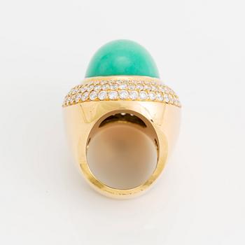 An 18K gold and chrysoprase Acchinelli ring set with round brilliant-cut diamonds.