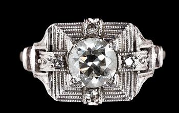 1006. RING, gammalslipad diamant, ca 0.80 ct. samt fyra åttkantslipade diamanter, 1940-tal.