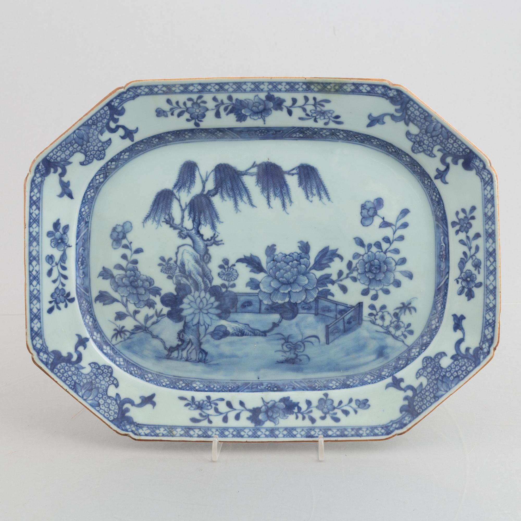 Karrotter, ett par samt stekfat, två snarlika, porslin, Kina, Qingdynastin, 1700- och 1800-tal.