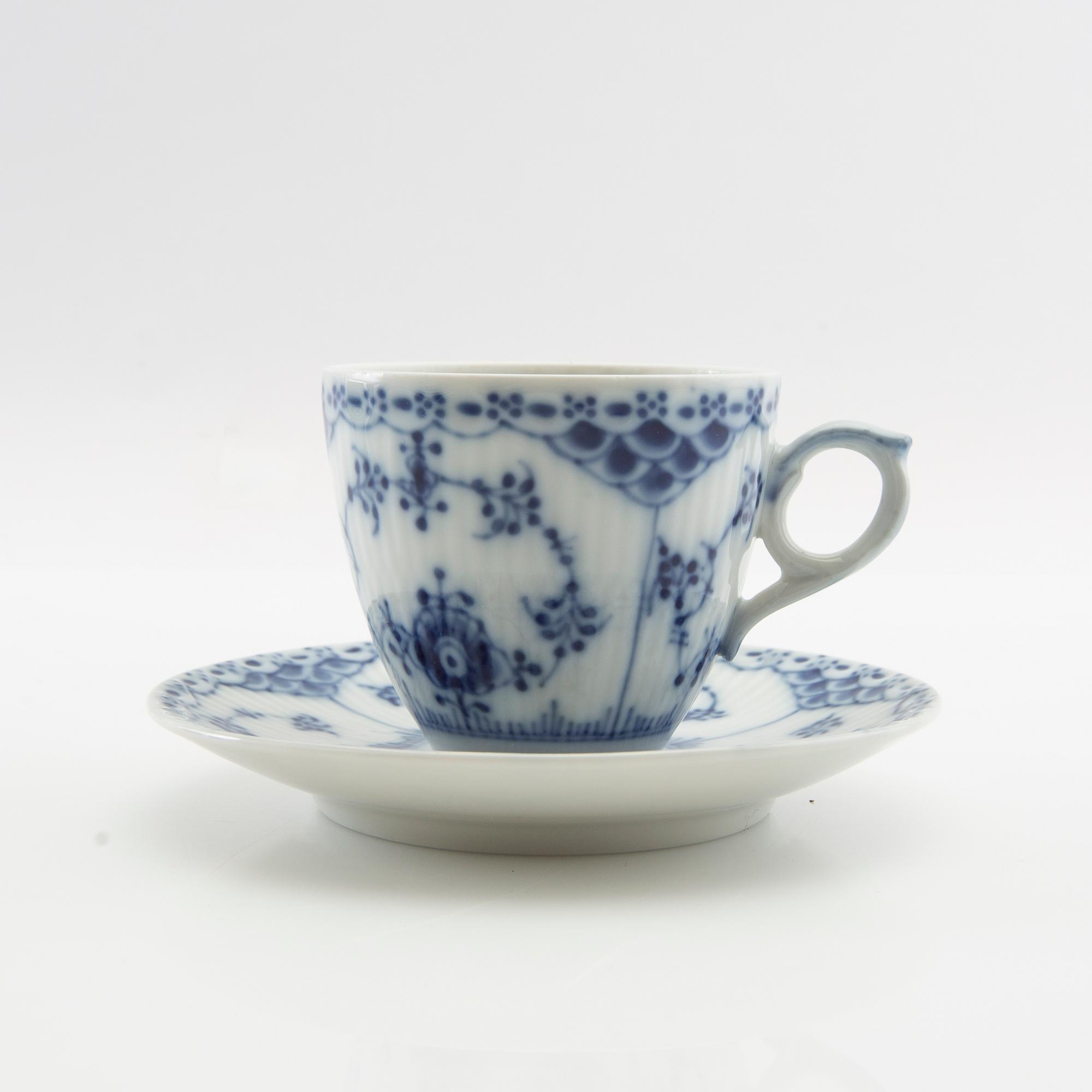 Service "Musselmalet" 13 dl Royal Copenhagen Denmark porcelain.