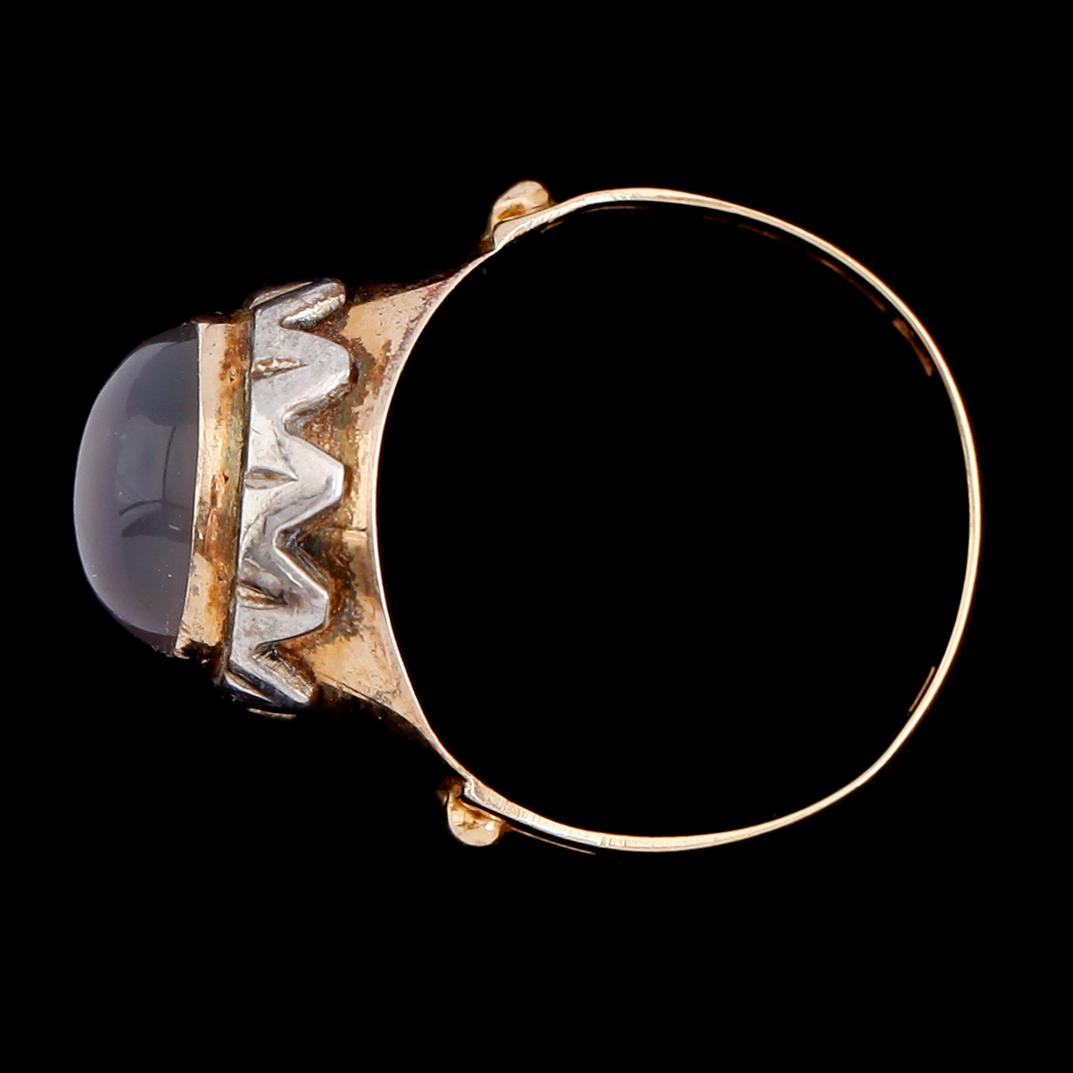 RING, 18 k guld/vitguld, cabochonslipad månsten, svenska stämplar Stigbert, Stockholm 1954.