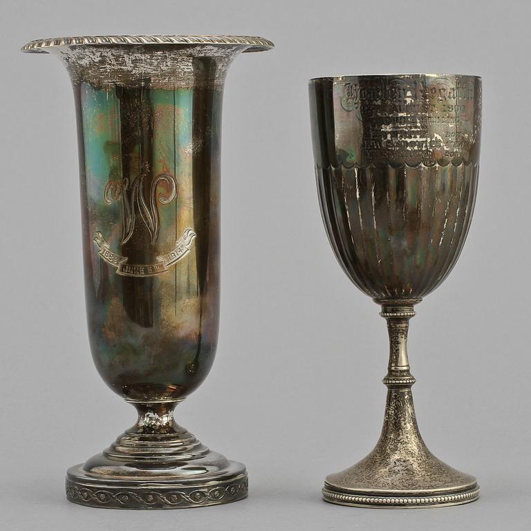 POKAL samt VAS, silver, England, 1883 respektive 1912. Vikt 375.