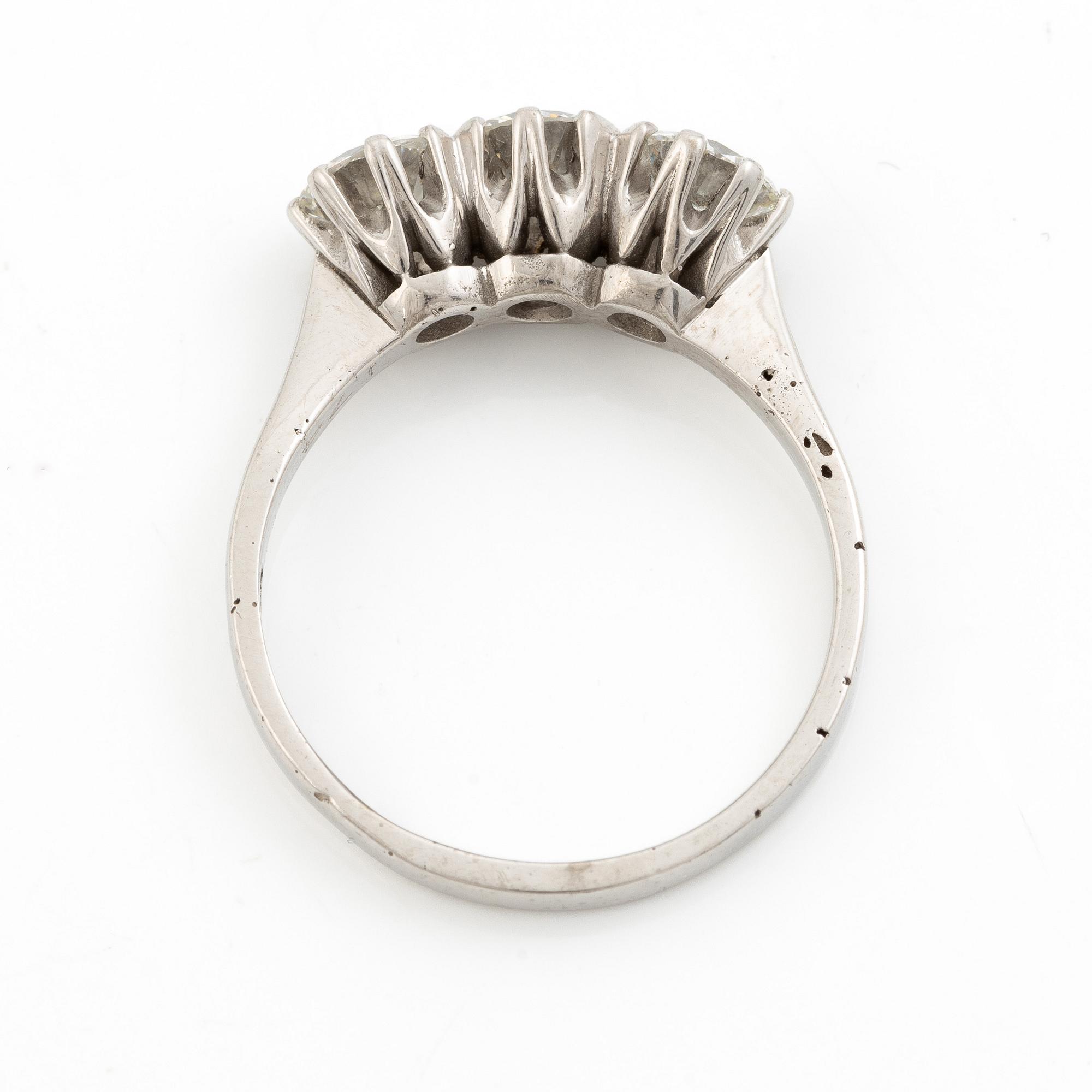 Ring, trestensring 18K vitguld med tre runda briljantslipade diamanter totalt 1.74 ct enligt gravyr.