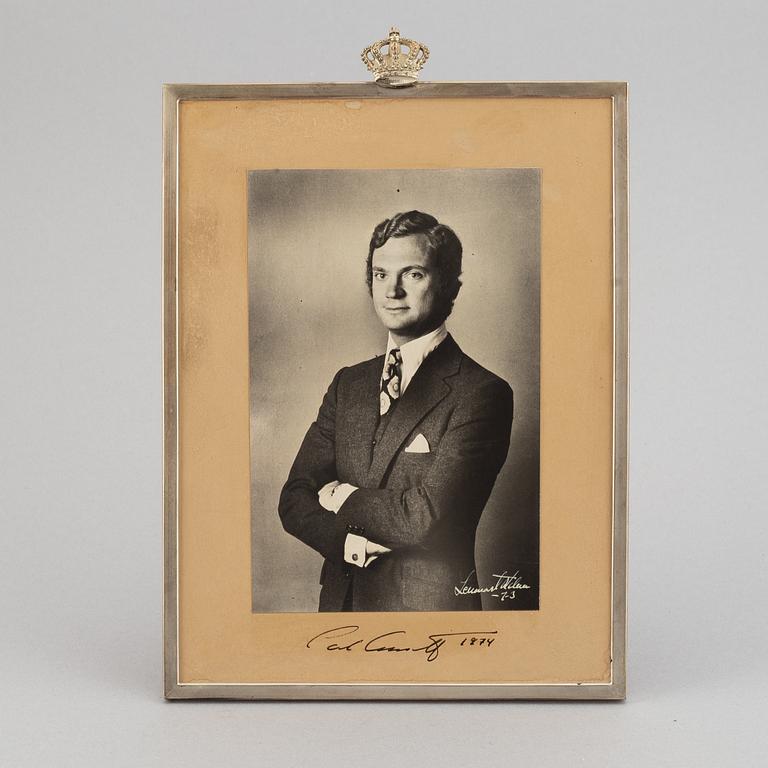 Lennart Nilsson, a signed photo of Swedish king Carl XVI Gustaf, signed by the king.