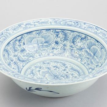 A Chinese porcelain basin 19th century.