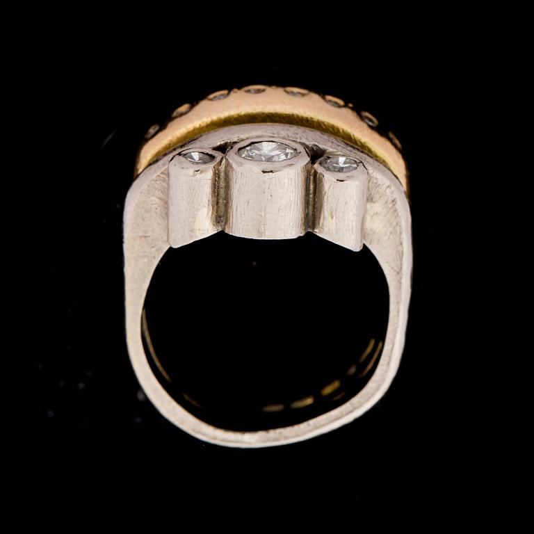 RING, 18 k guld samt vitguld. 3 större diamanter totalt ca 0,30 ct samt 8 små diamanter ca 0,08 ct. Vikt ca 18 gram.