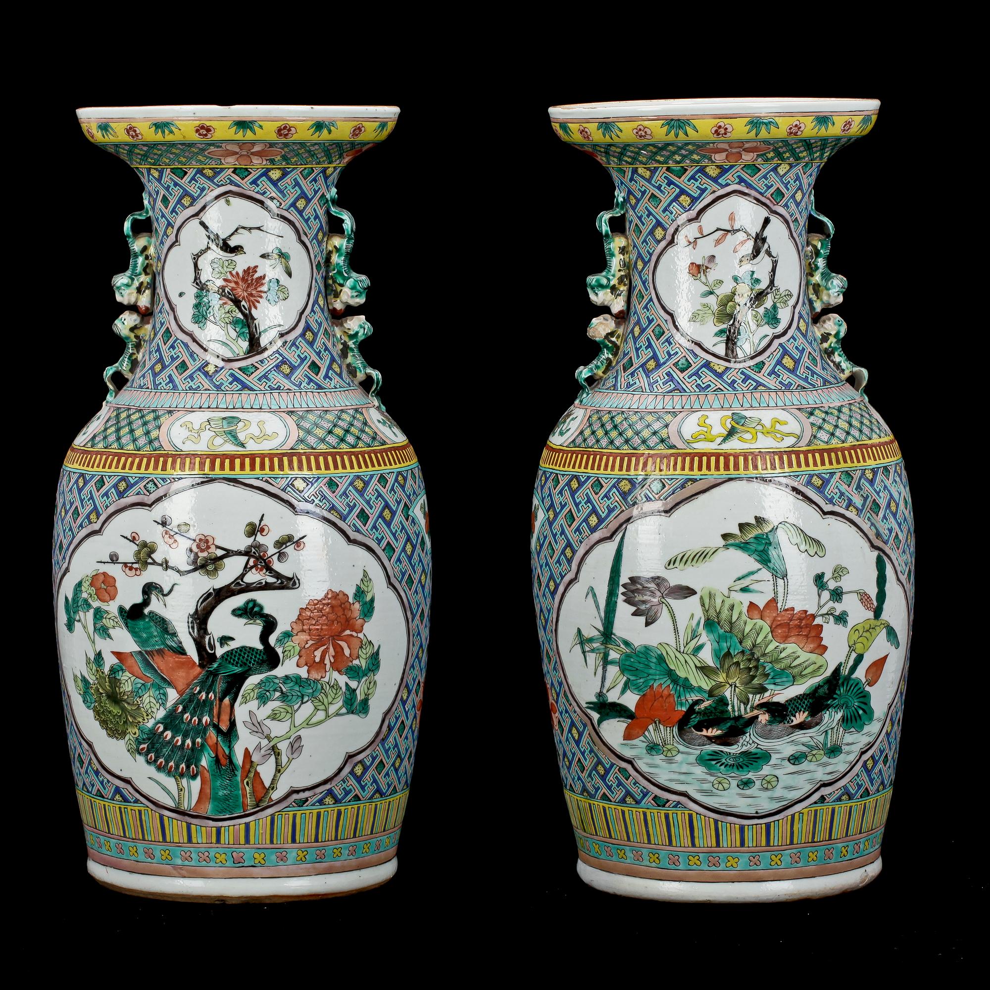 VASER, ett par. Porslin, sent 1800-tal, Kina.