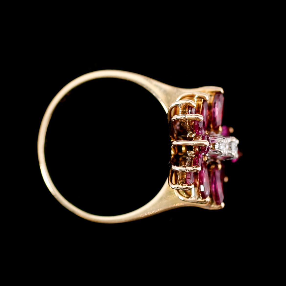 RING, 14 k guld, rubiner och briljanter.