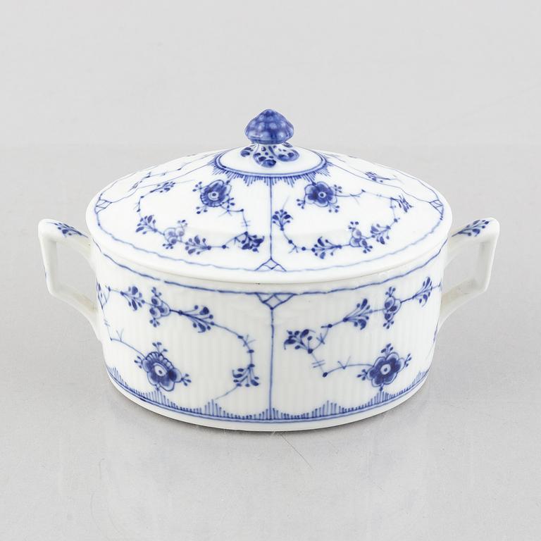 A 'Blue Fluted Plain' / 'Musselmalet' porcelain sugar box with cover, model 434, 1898-1923.