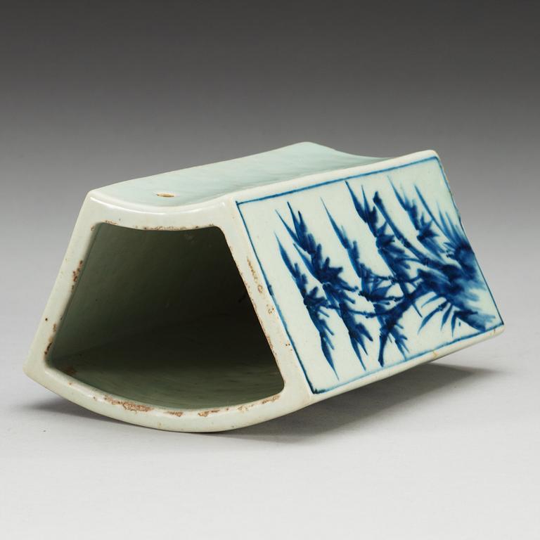 A blue and white Transitional vase/chopstick-holder, 17th Century.