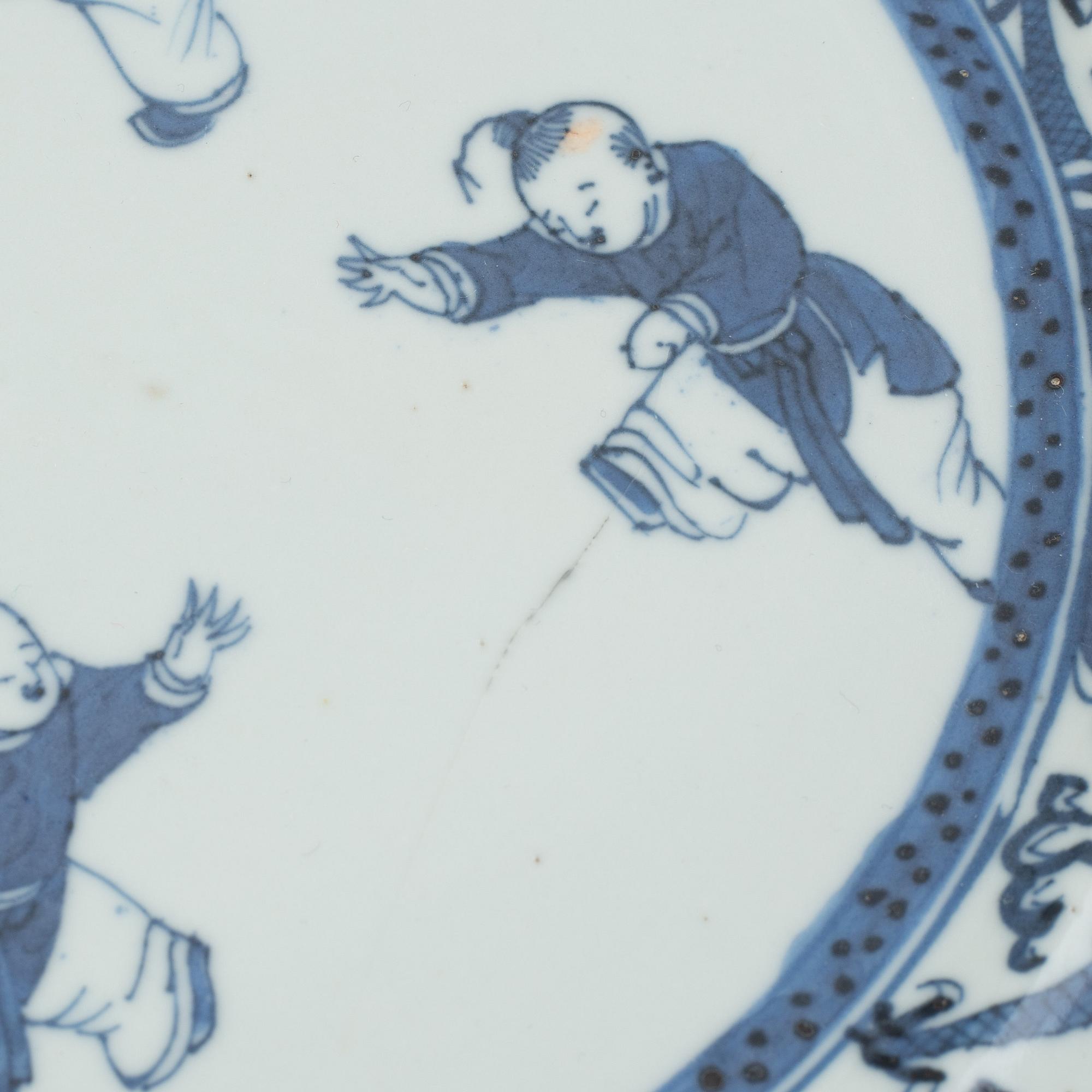 A pair of Chinese blue and white porcelain plates, late Qing dynasty.