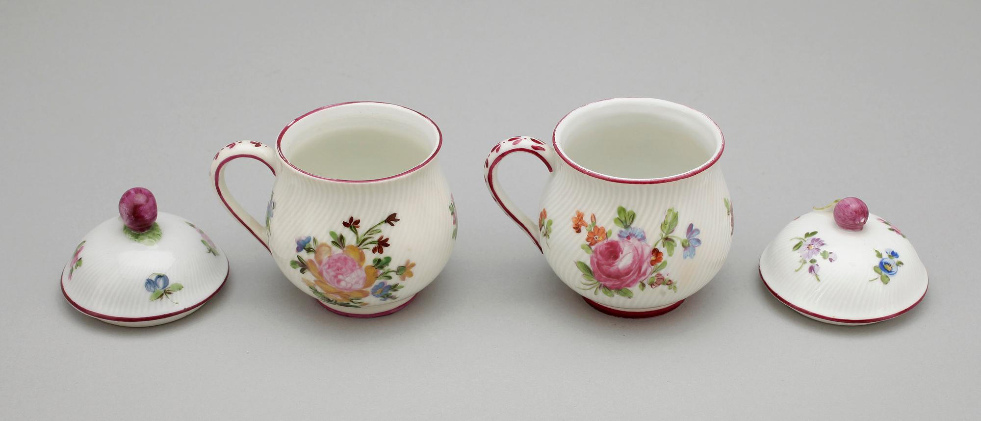 CREMEKOPPAR, 2 st, mjukt porslin, 1700/1800-tal.