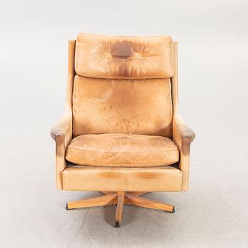 A 1970's leather swivel easy chair.