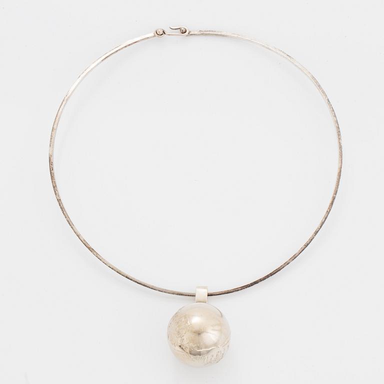 A silver necklace by Jan Brunk.