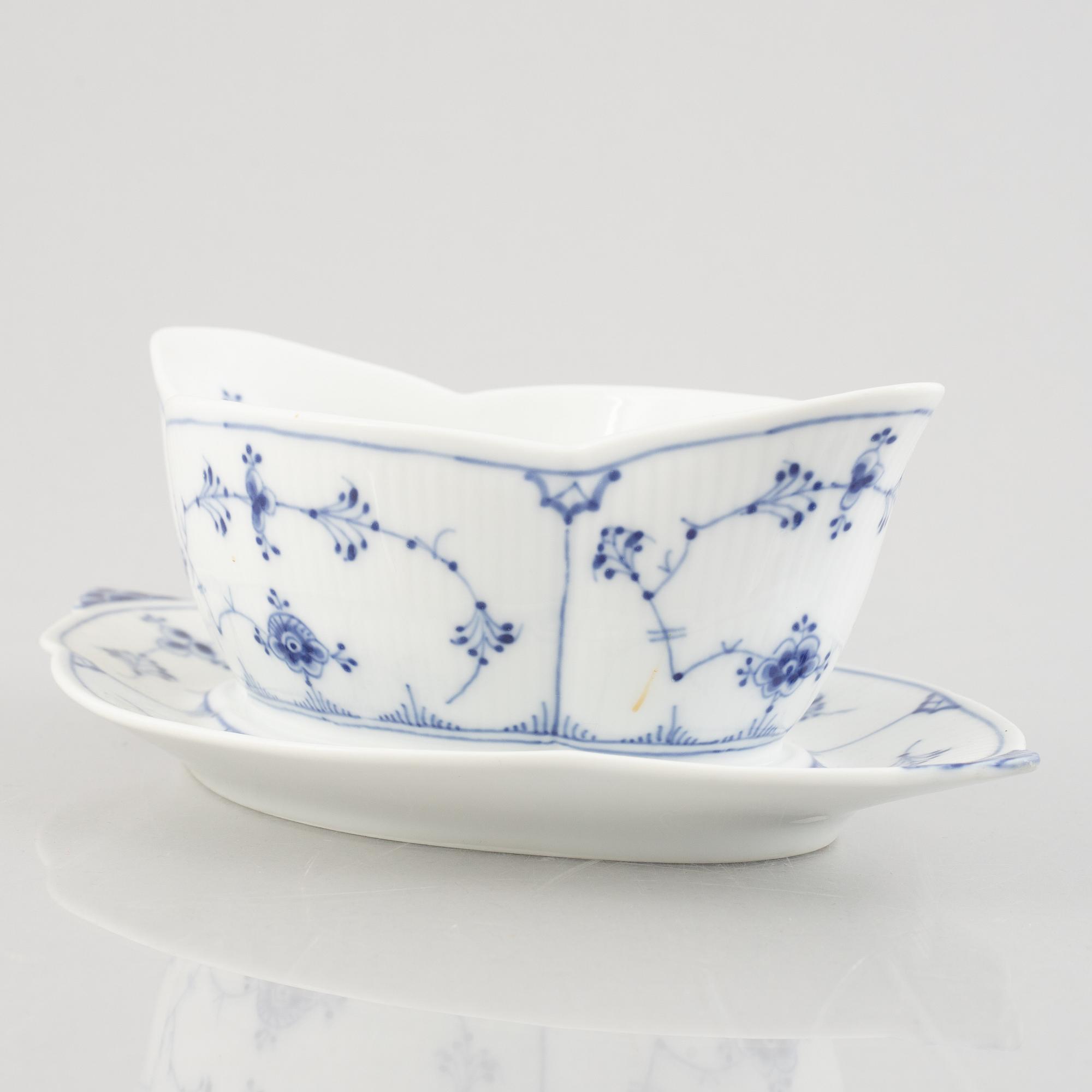 A 'Blue Fluted' / 'Musselmalet rifflet' porcelain sauce boat, Royal Copenhagen, model 204, post 1923.