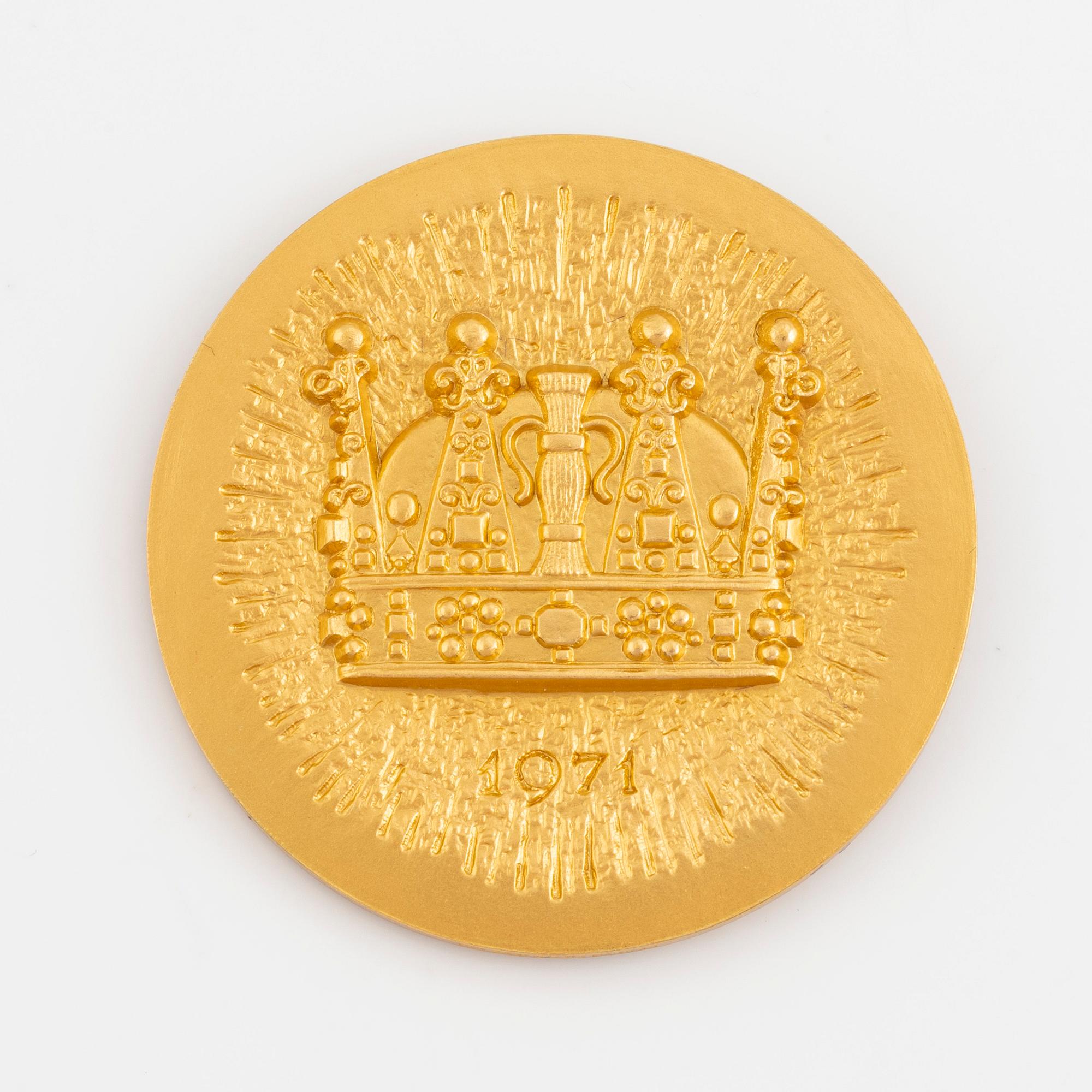 A Swedish 18K gold medal, over H.K.H. King Carl XVI Gustaf as crown prince.