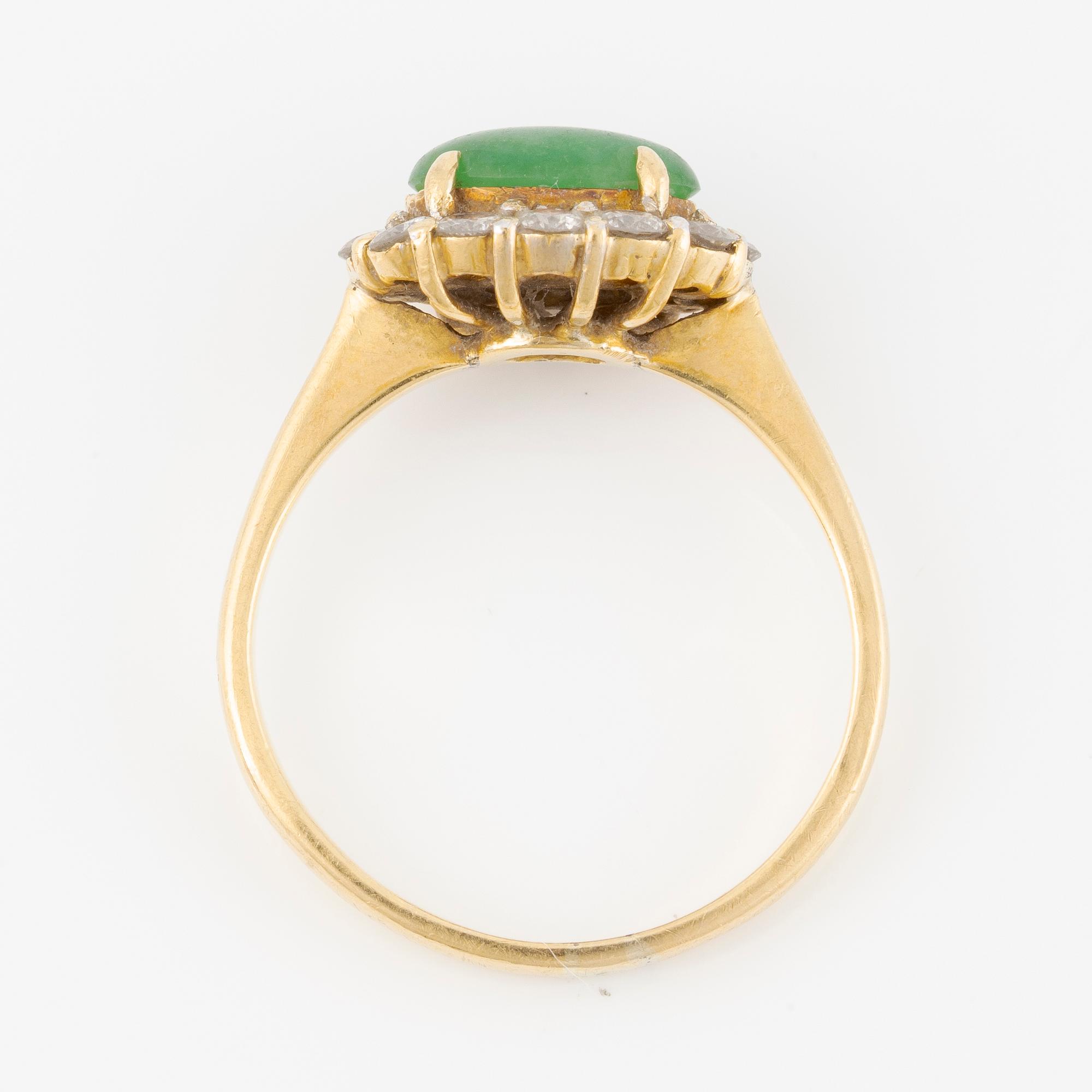 Ring, 18K gold with cabochon-cut chrysoprase and brilliant-cut diamonds.