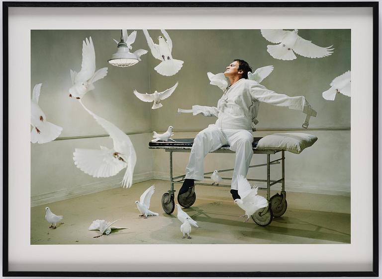 Martin Schoeller, "Quentin Tarantino with Doves; Los Angeles, CA", 2004.
