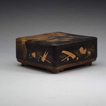 A Japanese lacquered box with cover, Meiji period (1868-1912).