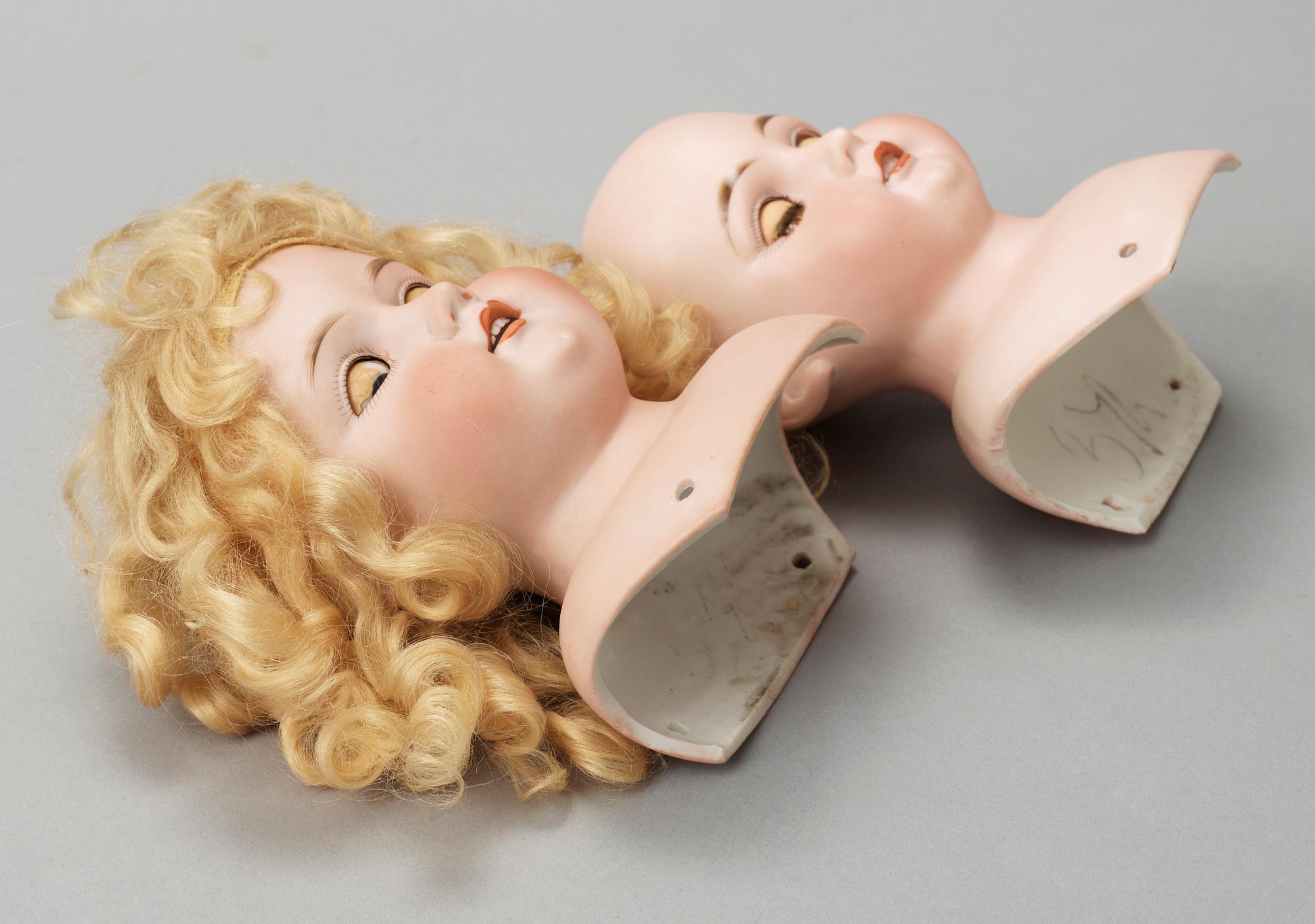 DOCKHUVUDEN, 2 ST. Biskvi. Armand Marseille 3200 samt 370. Tyskland, omkring 1900.