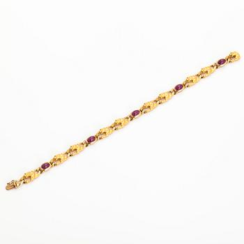 Carrera y Carrera, an 18K gold bracelet, in the shape of panthers with cabochon-cut rubies.
