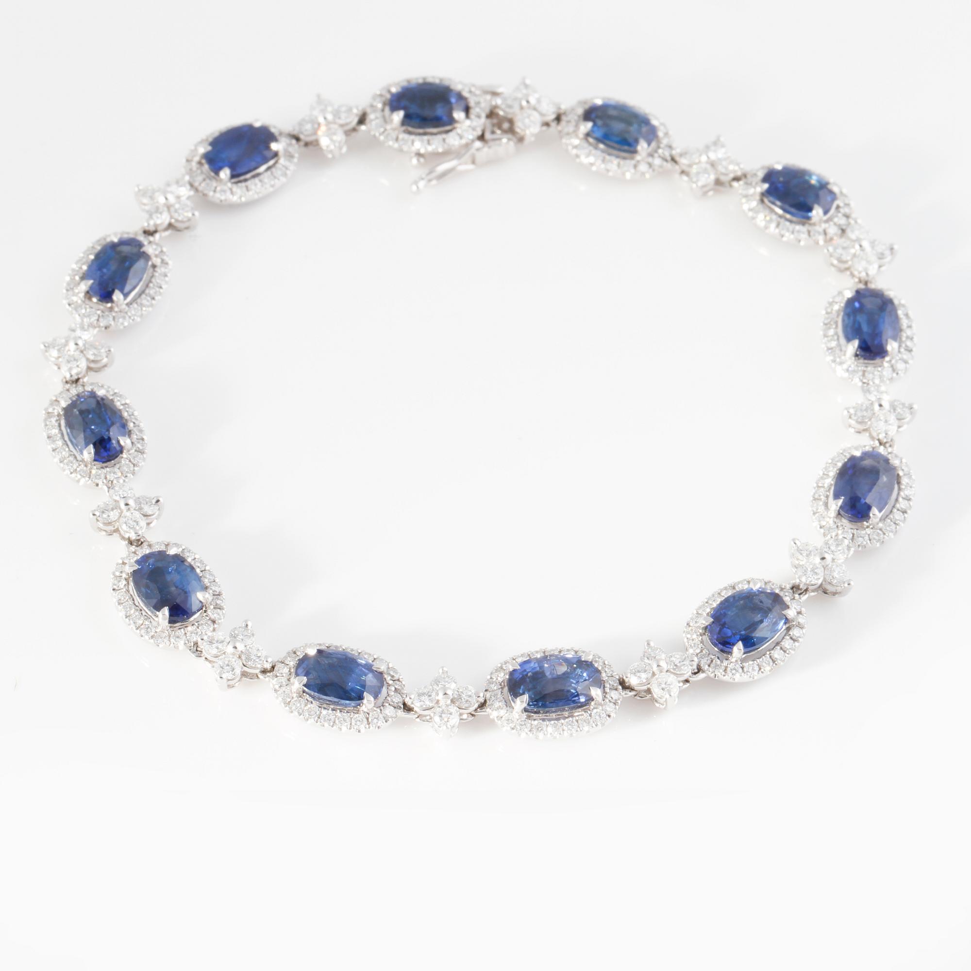 ARMBAND, med fasettslipade blå safirer ca 9.10 ct och briljantslipade diamanter ca ca 2.30 ct.