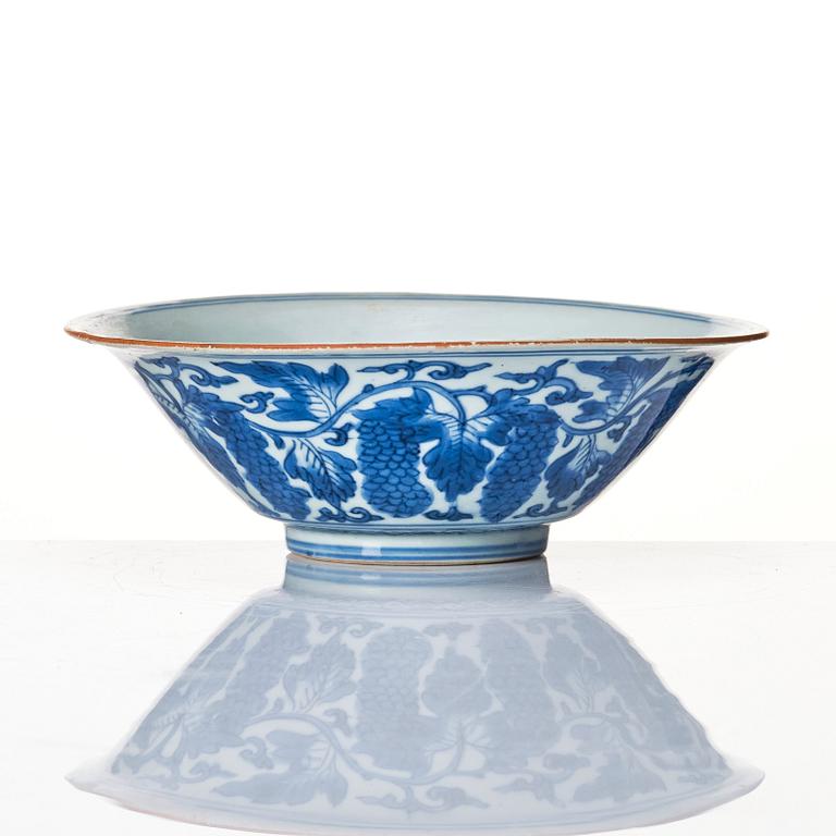 A blue and white bowl, Transition, 17th century.