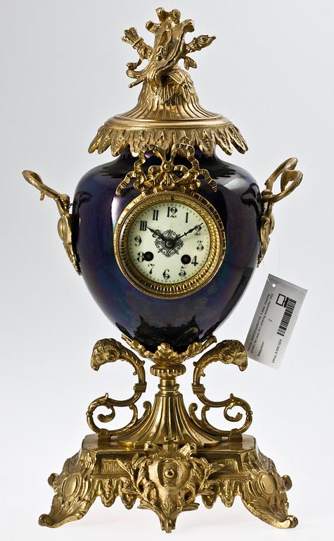 BORDSGARNITYR, 3 delar, mässing, porslin, Ny Louis XVI, omkring sekelskiftet 1900.