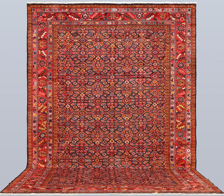 A semi-antique Lilian carpet, approx. 429 x 297 cm.