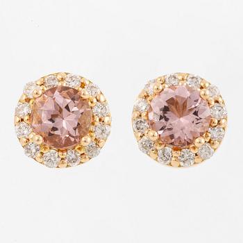 Earrings in 18K gold with morganites and small brilliant-cut diamonds.